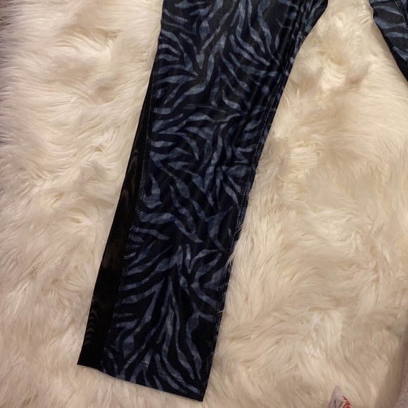 Juicy Couture Sport Black Print Capri Cropped Athletic Leggings Size Small NWT - Picture 3 of 7